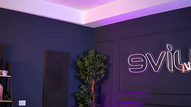 Snapshot of SiennaRuh chatting on 12/04/25, 11:20 SiennaRuh online show from 12/04/25, 11:20