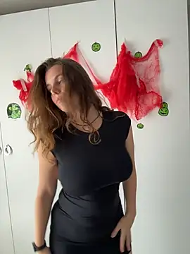 TenderLaGlamor online show from 10/31/25, 12:02