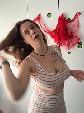 TenderLaGlamor online show from 10/29/25, 11:09