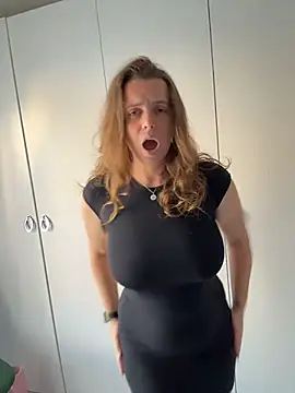 TenderLaGlamor online show from 11/16/25, 03:39