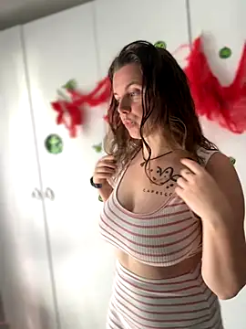 TenderLaGlamor online show from 10/21/25, 10:47