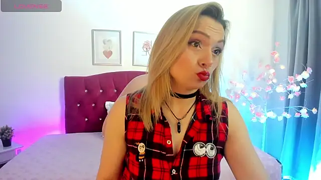Snapshot of scarlett_blake11 chatting on 10/15/25, 04:55 scarlett blake11 online show from 10/15/25, 04:55