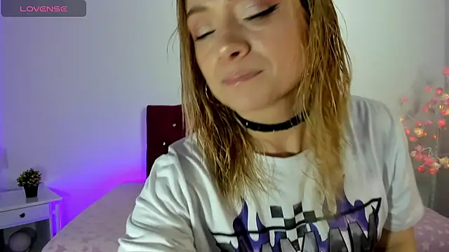 Snapshot of scarlett_blake11 chatting on 10/11/25, 04:24 scarlett blake11 online show from 10/11/25, 04:24