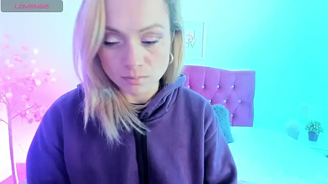 Snapshot of scarlett_blake11 chatting on 10/03/25, 04:36 scarlett blake11 online show from 10/03/25, 04:36