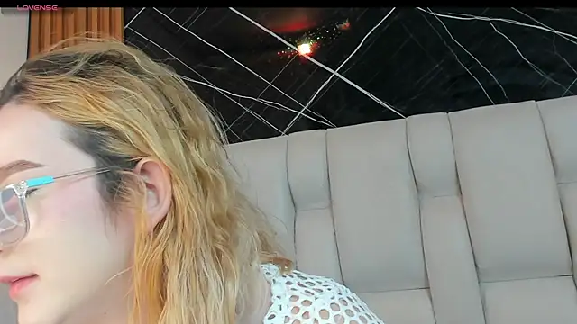 kristal joi dl online show from 11/08/25, 12:20