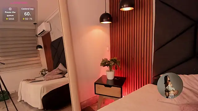 Snapshot of SophieCollins_1 chatting on 10/31/25, 12:13 SophieCollins 1 online show from 10/31/25, 12:13