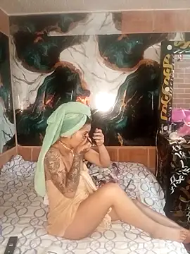Snapshot of Saraah_Dark chatting on 10/14/25, 12:28 Saraah Dark online show from 10/14/25, 12:28