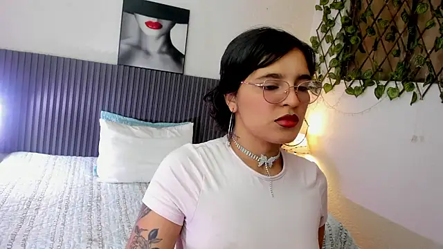 Snapshot of Saraah_Dark chatting on 10/02/25, 03:43 Saraah Dark online show from 10/02/25, 03:43
