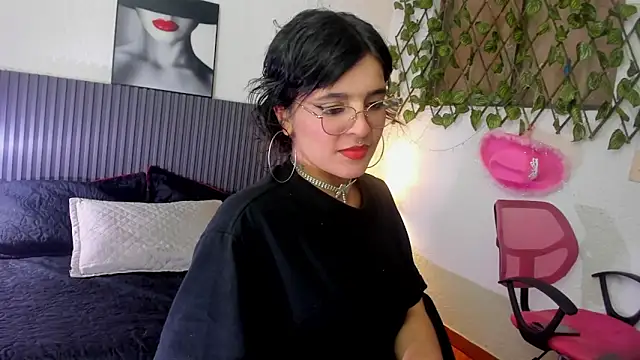 Snapshot of Saraah_Dark chatting on 09/29/25, 03:24 Saraah Dark online show from 09/29/25, 03:24