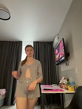 Babyy Lynaa online show from 10/19/25, 10:51