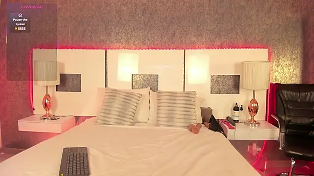 NatyLeone online show from 12/02/25, 07:37