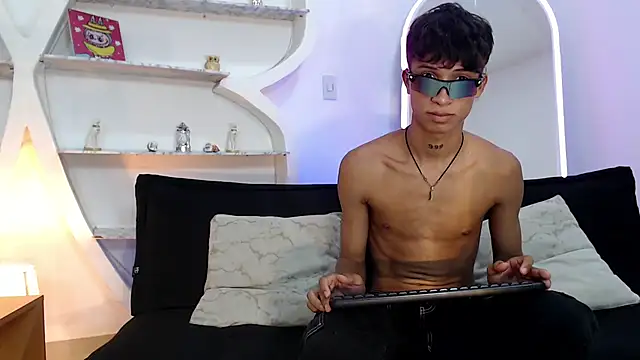 BEAUTY BOYS1 online show from 09/21/25, 10:15