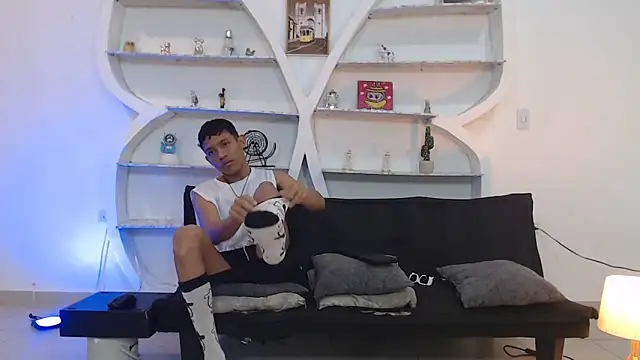 BEAUTY BOYS1 online show from 12/02/25, 07:32