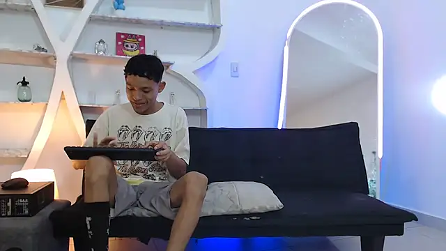 BEAUTY BOYS1 online show from 11/06/25, 07:23