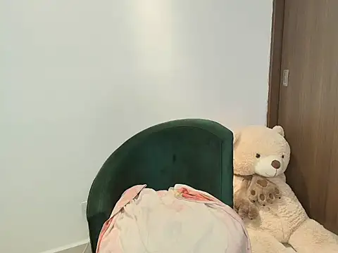 Snapshot of scarletevil chatting on 10/28/25, 04:35 scarletevil online show from 10/28/25, 04:35