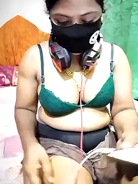 Snapshot of Mistompa24 chatting on 10/26/25, 05:13 Mistompa24 online show from 10/26/25, 05:13