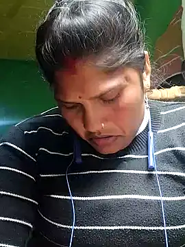 Snapshot of Rakhi_j chatting on 11/16/25, 10:09 Rakhi j online show from 11/16/25, 10:09