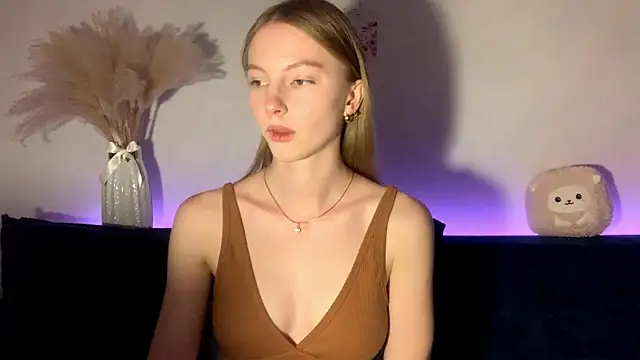 BrightAnnie online show from 09/25/25, 03:29