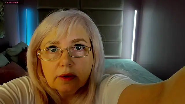 Snapshot of Hella_Fabel chatting on 05/14/26, 01:13 Hella Fabel online show from 05/14/26, 01:13