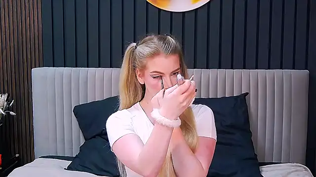 MilanaCeleste online show from 12/04/25, 05:23