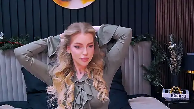 MilanaCeleste online show from 12/22/25, 09:48