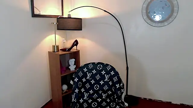 Snapshot of Alison_mooreX chatting on 10/03/25, 03:46 Alison mooreX online show from 10/03/25, 03:46