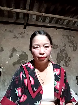 Snapshot of _Helala_ chatting on 10/18/25, 01:35 Helala online show from 10/18/25, 01:35