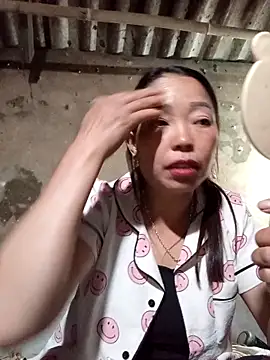 Snapshot of _Helala_ chatting on 10/26/25, 11:21 Helala online show from 10/26/25, 11:21