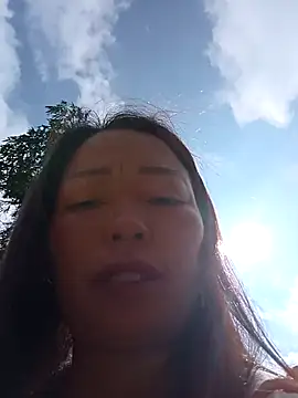 Snapshot of _Helala_ chatting on 10/12/25, 02:35 Helala online show from 10/12/25, 02:35