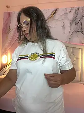 Snapshot of Lucy_Milf_474 chatting on 06/18/26, 12:32 Lucy Milf 474 online show from 06/18/26, 12:32