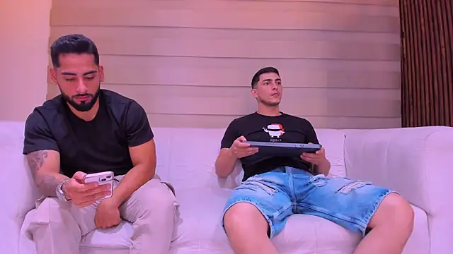 Snapshot of mike_friends chatting on 12/15/25, 01:00 mike friends online show from 12/15/25, 01:00