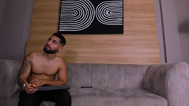 Snapshot of mike_friends chatting on 10/24/25, 01:15 mike friends online show from 10/24/25, 01:15