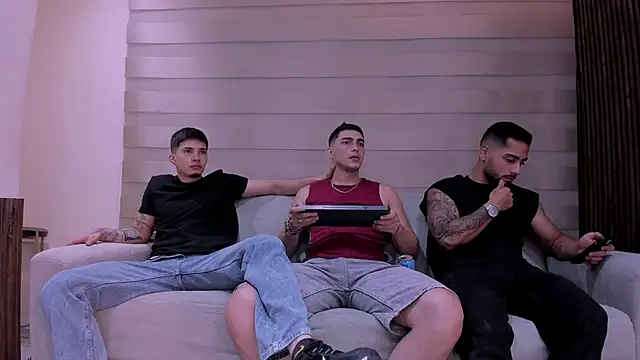 Snapshot of mike_friends chatting on 11/27/25, 12:55 mike friends online show from 11/27/25, 12:55