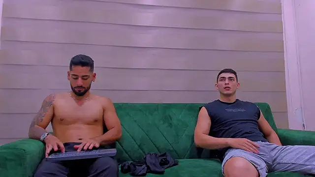 Snapshot of mike_friends chatting on 11/19/25, 01:05 mike friends online show from 11/19/25, 01:05