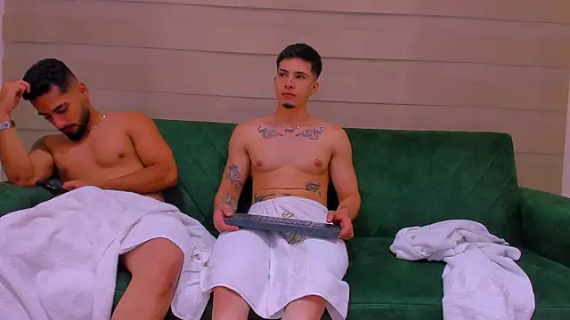 Snapshot of mike_friends chatting on 11/13/25, 02:04 mike friends online show from 11/13/25, 02:04