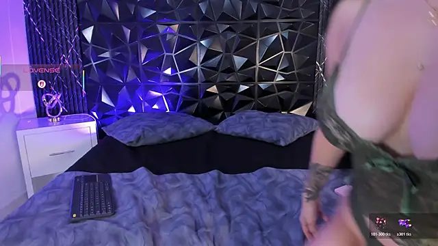 chloegils  online show from 12/14/25, 01:49