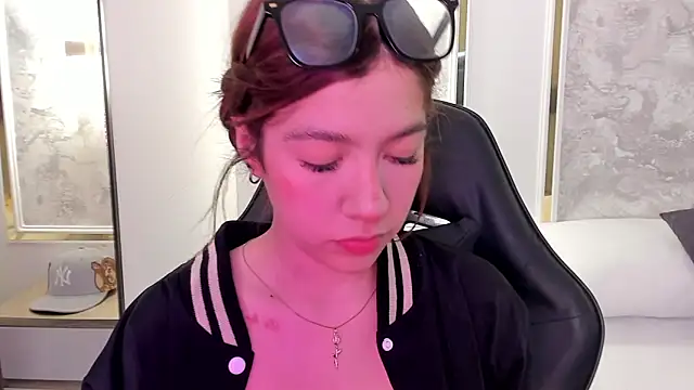 Snapshot of doll_eyees_ chatting on 09/24/25, 02:29 doll eyees online show from 09/24/25, 02:29