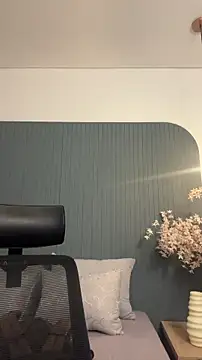 Snapshot of AliceRitter chatting on 12/15/25, 05:30 AliceRitter online show from 12/15/25, 05:30