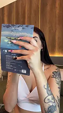 Snapshot of AliceRitter chatting on 10/20/25, 06:19 AliceRitter online show from 10/20/25, 06:19