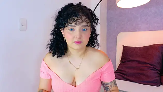 Snapshot of Tracielowe_w chatting on 11/15/25, 03:32 Tracielowe w online show from 11/15/25, 03:32