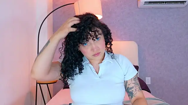 Snapshot of Tracielowe_w chatting on 01/17/26, 03:32 Tracielowe w online show from 01/17/26, 03:32