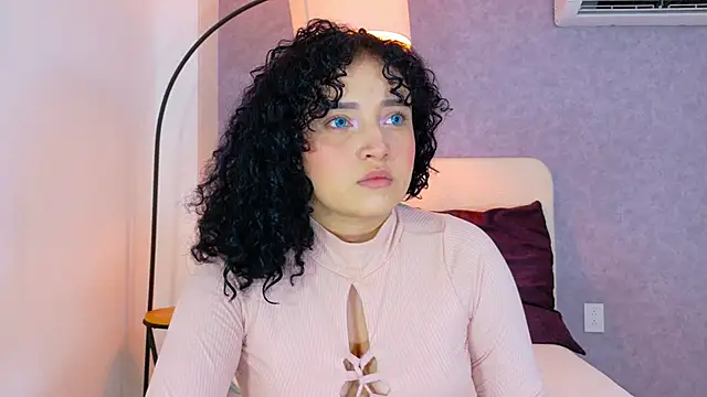 Snapshot of Tracielowe_w chatting on 11/29/25, 03:28 Tracielowe w online show from 11/29/25, 03:28