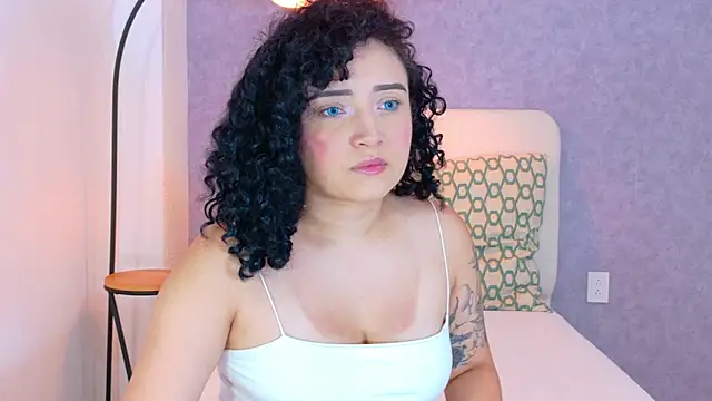 Snapshot of Tracielowe_w chatting on 12/14/25, 03:35 Tracielowe w online show from 12/14/25, 03:35