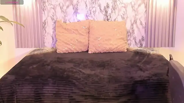 Snapshot of ChloeeMason chatting on 11/11/25, 11:05 ChloeeMason online show from 11/11/25, 11:05