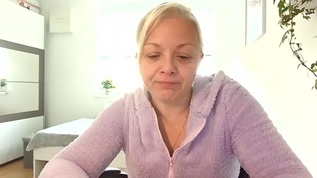 Linsy Kim online show from 10/19/25, 08:50