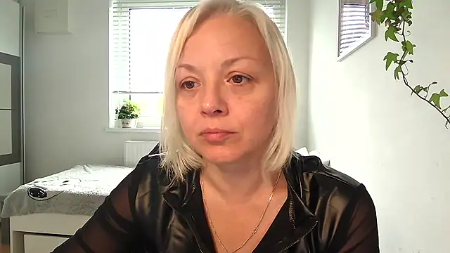 Linsy Kim online show from 10/28/25, 07:40