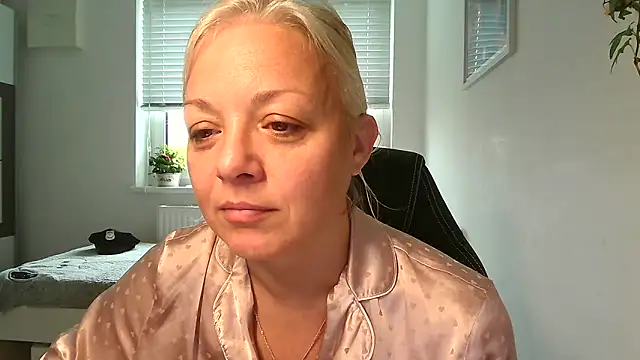 Linsy Kim online show from 10/25/25, 07:07