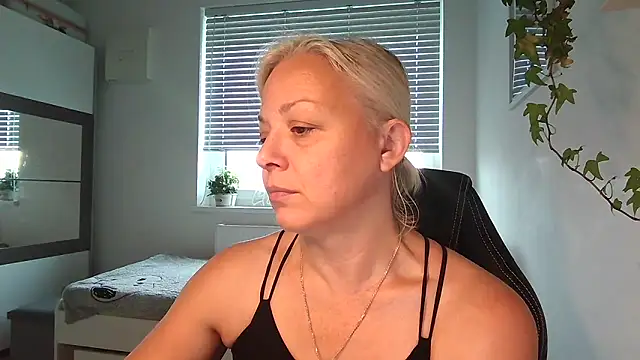 Linsy Kim online show from 11/05/25, 06:27