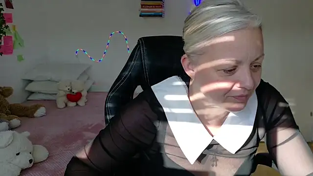 Linsy Kim online show from 03/27/26, 03:02