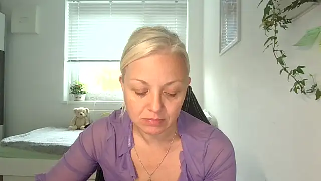 Linsy Kim online show from 10/15/25, 06:54